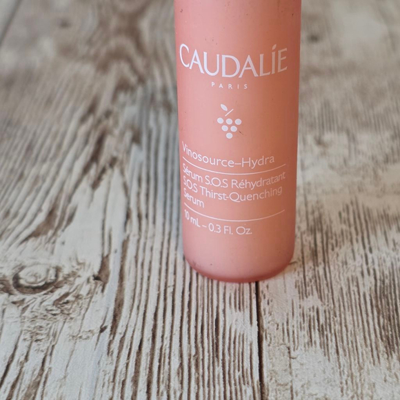 Caudalie Vinosource-Hydra SOS Thirst-Quenching Serum 0.3 fl oz - Picture 2 of 3